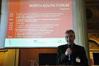 Ruedi Küng von Radio DRS moderierte die Veranstaltung des North-South Forum an der ETH Zürich zum Thema 