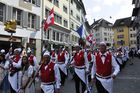 Kurz vor dem traditionellen Zürcher Sechseläutenumzug versammeln sich die Zünfter in der reichbeflaggten Augustinergasse