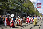 Zürcher Sechseläuten-Umzug in der Bahnhofstrasse. Das Defilee der Zunftleute am Fest der Zürcher Zünfte.