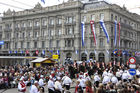 Über 3500 Zunftleute nahmen am traditionellen Zürcher Sechseläutenumzug teil, gesäumt von zehntausenden von Zuschauern entlang der Bahnhofstrasse, am Paradeplatz und Limmatquai