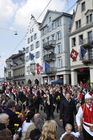 Zehntausende Zuschauer verfolgten die Sechseläuten-Parade der Zürcher Zunftleute am Limmatquai