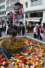 Blumen geschmückter Brunnen in der Altstadt von Zürich am Sechseläuten-Umzug, dem Fest der Zunftleute