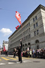 Fahnenschwinger vor dem Zürcher Nationalbank-Gebäude an der Sechseläuten-Parade, dem Fest der Zunftleute