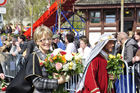 Die abtretende Zürcher Regierungsrätin Rita Furrer wurde am Sechseläuten-Umzug in der Bahnhofstrasse mit Blumen verwöhnt. 