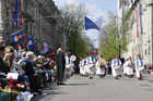 Zehntausende von Zuschauern besuchten den traditionellen Sechseläuten-Festumzug und säumten die Zürcher Bahnhofstrasse und den Paradeplatz. Thenthousands of people joined the traditional Sechseläuten-Parade at Zürichs Bahnhofstreet