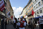 Die reich mit Fahnen geschmückte Augustinergasse am Sechseläuten-Umzug, dem Fest der Zürcher Zünfte und Zunftleute. The rich with flags decorated Augustinergasse in Zürichs old town at the traditional Sechseläuten-Parade
