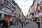 Die reich mit Fahnen geschmückte Augustinergasse am Sechseläuten-Umzug, dem Fest der Zürcher Zünfte und Zunftleute. The rich with flags decorated Augustinergasse in Zürichs old town at the traditional Sechseläuten-Parade