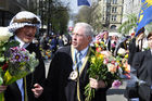 Alt-Bundesrat Christoph Blocher am Zürcher Sechseläutenumzug, dem Fest der Zunftleute, in der Bahnhofstrasse, umringt von Zuschauern. Formen-Bundes-President Christoph Blocher at the Sechseläuten-Parade und traditional cultural festival in Zürch