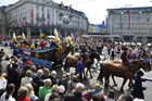 Der traditionelle Festumzug der Zürcher Zünfte mit ihren Kutschen, Pferden und Musikern zieht am Paradeplatz vorbei. The traditional Sechseläuten-Parade is crossing with horses the Paradeplatz  in Zürich