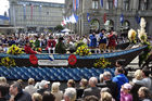 Der traditionelle Festumzug der Zürcher Zünfte mit ihren  Musikern zieht am Paradeplatz vorbei. The traditional Sechseläuten-Parade is crossing Paradeplatz  in Zürich with musicans on a boat