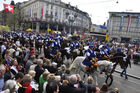 Der traditionelle Festumzug der Zürcher Zünfte mit ihren Pferden zieht am Paradeplatz vorbei. The traditional Sechseläuten-Parade is crossing Paradeplatz  in Zürich with their horses