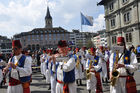 Musiker am traditionellen Zürcher Sechseläuten-Festumzug am Limmatquai. 