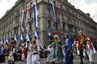 Am traditionellen Zürcher Sechseläutenumzug nahmen rund 3500 Zunftleute teil gesäumt von Zehntausenden von Zuschauern beim Paradeplatz an der Bahnhofstrasse. 