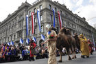 Die Kamele der Zunft Kambel stolzieren am Zürcher Sechseläuten-Umzug durch die Bahnhofstrasse und am Paradeplatz vorbei. 
