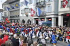 Über 3500 Zunftleute nahmen am traditionellen Zürcher Sechseläutenumzug teil, gesäumt von zehntausenden von Zuschauern entlang der Bahnhofstrasse, am Paradeplatz und Limmatquai