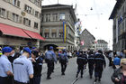 Die Polizei rückt am Sechseläuten-Festumzug am Limmatquai mit einem Greossaufgebot aus