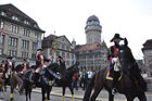 Reiter-Parade am Zürcher Sechseläuten-Festumzug vor der Sternwarte.  horse rider parade at the Sechseläuten-ceremony in front of the observatory