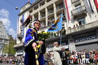 Sechseläuten-Umzug in Zürich: Ein Würdeträger defiliert auf dem Paradeplatz am Nobel-Hotel Savoy vorbei.