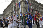 Der traditionelle Festumzug der Zürcher Zünfte zieht am Paradeplatz vorbei. The traditional Sechseläuten-Parade at Paradeplatz in Zürich