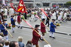 Die Zürcher Zunftleute paradieren am Sechseläutenumzug am Paradeplatz vorbei