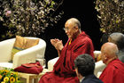 Der Dalai Lama in Zürich an der 50 Jahr Feier der tibetischen Enklave in der Schweiz bei der Veranstaltung von Mind & Life im Zürcher Kongresshaus. H.H. Dalai Lama at the 50 years celebration of  and conference at the Kongress-Center. H.H. Dalai Lama at the 50 years celebration of  and conference at the Kongress-Center in Zürich.