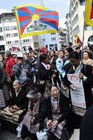 Gespannt warten viele Tibeter und Schweizer auf die Rede des Dalai Lama auf dem Münsterhof. Tibetian and swiss people waiting for the public speech of his holyness the Dalai Lama