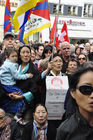 Zürich: Es gibt viele Freunde eines von Chinas Okkupation befreiten Tibet in der Schweiz, wie die Kundgebung auf dem Münsterhof anlässlich des Besuchs des Dalai Lama zeigte. Zürich: In Switzerland they are many supporter of a Free Tibet as the demonstrations shows when the Dalai Lama held his publis speach
