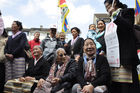 Gespannt warten viele Tibeter und Schweizer auf die Rede des Dalai Lama auf dem Münsterhof. Tibetian and swiss people waiting for the public speech of his holyness the Dalai Lama