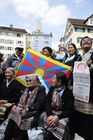 Gespannt warten viele Tibeter und Schweizer auf die Rede des Dalai Lama auf dem Münsterhof. Tibetian and swiss people waiting for the public speech of his holyness the Dalai Lama