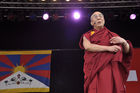 Das tibetische Oberhaupt, seine Heiligkeit, der Dalai Lama, bedankt sich bei den Schweizern anlässlich der 50 Jahre Feier für die Aufnahme der Tibetischen Flüchtlinge vor 50 Jahren