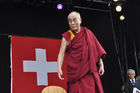 Das tibetische Oberhaupt, seine Heiligkeit, der Dalai Lama, bedankt sich bei den Schweizern anlässlich der 50 Jahre Feier für die Aufnahme der Tibetischen Flüchtlinge vor 50 Jahren.