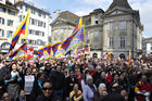 Zürich: Es gibt viele Freunde eines von Chinas Okkupation befreiten Tibet in der Schweiz, wie die Kundgebung auf dem Münsterhof anlässlich des Besuchs des Dalai Lama zeigte. Zürich: In Switzerland they are many supporter of a Free Tibet as the demonstrations shows when the Dalai Lama held his publis speach