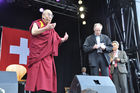 Das tibetische Oberhaupt, seine Heiligkeit, der Dalai Lama, bedankt sich bei den Schweizern anlässlich der 50 Jahre Feier für die Aufnahme der Tibetischen Flüchtlinge vor 50 Jahren. His Highness, the Dalai Lama, says thank you Switzerland for hosting the tibetian refugies 50 years ago.