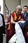 Der Dalai Lama bei seinem Besuch in der Schweiz anlässlich der Jubiläums-Feier der Ankunft der ersten tibetischen Flüchtlinge in der Schweiz. The Dalai Lama at his visit in Zürich due to the 50 years celebration ceremony of the arrival of the first tibetian refugies in Switzerland.