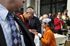 Der Dalai Lama bei seinem Besuch in der Schweiz anlässlich der Jubiläums-Feier der Ankunft der ersten tibetischen Flüchtlinge in der Schweiz. The Dalai Lama at his visit in Zürich due to the 50 years celebration ceremony of the arrival of the first tibetian refugies in Switzerland.