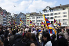 Zürich: Es gibt viele Freunde eines von Chinas Okkupation befreiten Tibet in der Schweiz, wie die Kundgebung auf dem Münsterhof anlässlich des Besuchs des Dalai Lama zeigte. Zürich: In Switzerland they are many supporter of a Free Tibet as the demonstrations shows when the Dalai Lama held his publis speach