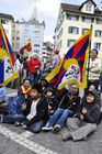 Gespannt warten viele Tibeter und Schweizer auf die Rede des Dalai Lama auf dem Münsterhof. Tibetian and swiss people waiting for the public speech of his holyness the Dalai Lama