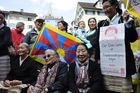 Gespannt warten viele Tibeter und Schweizer auf die Rede des Dalai Lama auf dem Münsterhof. Tibetian and swiss people waiting for the public speech of his holyness the Dalai Lama