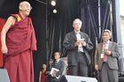 Das tibetische Oberhaupt, seine Heiligkeit, der Dalai Lama, bedankt sich bei den Schweizern anlässlich der 50 Jahre Feier für die Aufnahme der Tibetischen Flüchtlinge vor 50 Jahren. His Highness, the Dalai Lama, says thank you Switzerland for hosting the tibetian refugies 50 years ago.