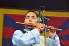 Gyalu, die tibetische Nationalhymne wird an der Tibet-Kundgebung auf dem Mü+nsterhof gespielt