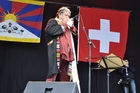 Tensin Rabsel spielt zum Auftakt der Tibet-Kundgebung, an der seine Heiligkeit, der Dalai Lama vor rund 5000 Teilnehmern spricht. 