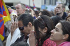 Die Tibeter sind fief berürt von der Rede des Dalai Lama auf dem Münsterhof in Zürich. 