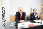 (c) fotodienst / Anna Rauchenberger - Wien, am 01.04.2010 -  Heute gab die Kapsch CarrierCom Ag im Rahmen einer Pressekonferenz im  Hotel LeMeridien eine der größten österreichische Übernahmen im Technologiebereich bekannt. Durch die Akquisition von Teilen der Carrier Networks Division von Nortel entwickelt sich Kapsch zum globalen Player am GSM-Markt, im GSM-R Bereich sogar zum Weltmarktführer. GSM-R ist ein digitales Mobilfunksystem, das speziell für die Verwendung bei den Eisenbahnen angepasst wurde. FOTO v.l: Kari Kapsch, CEO Kapsch CarrierCom AG und Vorstand der Kapsch Gruppe, Ingolf Planer, CFO Kapsch CarrierCom AG