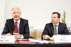 (c) fotodienst / Anna Rauchenberger - Wien, am 01.04.2010 -  Heute gab die Kapsch CarrierCom Ag im Rahmen einer Pressekonferenz im  Hotel LeMeridien eine der größten österreichische Übernahmen im Technologiebereich bekannt. Durch die Akquisition von Teilen der Carrier Networks Division von Nortel entwickelt sich Kapsch zum globalen Player am GSM-Markt, im GSM-R Bereich sogar zum Weltmarktführer. GSM-R ist ein digitales Mobilfunksystem, das speziell für die Verwendung bei den Eisenbahnen angepasst wurde. FOTO v.l: Kari Kapsch, CEO Kapsch CarrierCom AG und Vorstand der Kapsch Gruppe, Ingolf Planer, CFO Kapsch CarrierCom AG