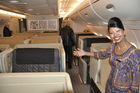 Willkommen in der A-380 Business-Class von Singapore Airlines. Für den Inaugurationsflug con Zürich nach Singapore wurde die Ex- Miss Singapore als Stewardess aufgeboten.