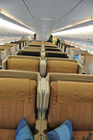 60 komfortable BusinessClass Sitzplätze, auf denen die Passagier ausgestreckt diagonal liegen können gibt es im A-380 der Singapore Airlines, die nun täglich zwischen den beiden Finanzmetroplen verkehrt.