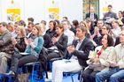 Weniger Aussteller und weniger Besucher, die zweite Swiss Online Marketing Messe in Zürich am 24. und 25. März 2010 hatte trotzdem einiges zu bieten. Über 1000 Fachbesucher informierten sich in den Konferenzbeiträgen und an den Messeständen über die Trends im Digitalen Marketing. Vor allem die Themen Facebook, Twitter & Co. elektrisierten die Besucher/innen. Die dritte Auflage der Messe soll am 30/31. März 2011 stattfinden und verstärkt die Medien- und Kommunikationswirtschaft mit einbinden. 