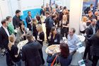 Weniger Aussteller und weniger Besucher, die zweite Swiss Online Marketing Messe in Zürich am 24. und 25. März 2010 hatte trotzdem einiges zu bieten. Über 1000 Fachbesucher informierten sich in den Konferenzbeiträgen und an den Messeständen über die Trends im Digitalen Marketing. Vor allem die Themen Facebook, Twitter & Co. elektrisierten die Besucher/innen. Die dritte Auflage der Messe soll am 30/31. März 2011 stattfinden und verstärkt die Medien- und Kommunikationswirtschaft mit einbinden. 