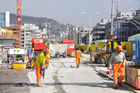 Bauarbeiter sanieren die Zürcher Hardbrücke, die wichtigste und meistberfahrene Nord-Süd-Transit-Achse Zürichs. Construction workers restoring the Hardbridge, Zürichs most important north-south-transit highway