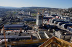 Panorama Zürich-West vom Swiss Prime Tower, dem höchsten Wolkenkratzer der Schweiz, mit Blick auf den Mobimo Tower. Panoramic view of Zürich Westend with construction site Mobimo Tower 